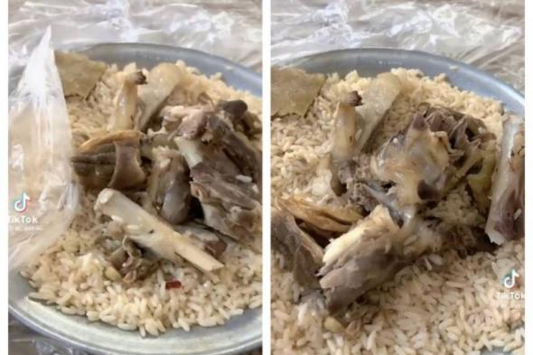 مواطن في السعودية يدخل مطعم لتناول كبسة باللحم .. وعندما قدم العامل الوجبة كانت الصدمة !