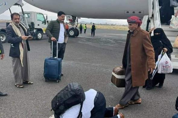 عاجل.. الفرحة تعم المواطنين بعد وصول أول طائره لمطار صنعاء الدولي قادمه من أمريكا