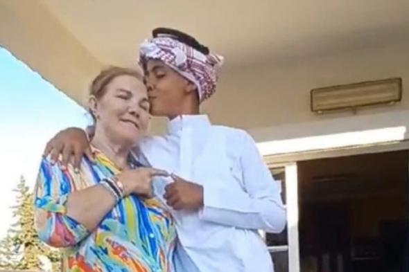 اتفرج صورة تثير اعجاب جمهور رونالدو لكريستيانو جونيور بالزي السعودي يقبل رأس جدته