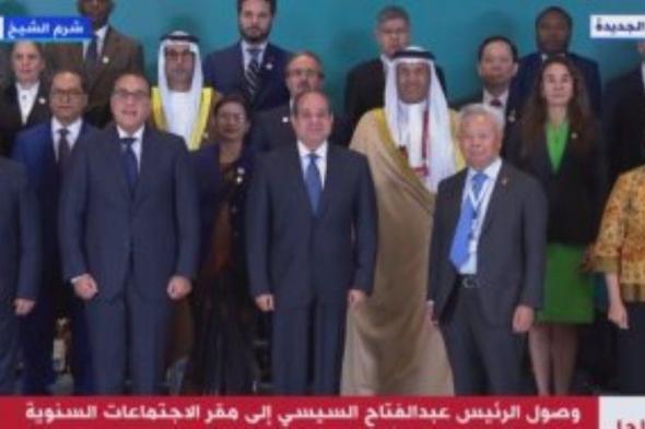 الرئيس السيسي يلتقط صورة تذكارية مع المشاركين فى اجتماعات البنك الآسيوى