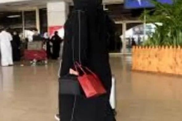 فتاة سعودية تعطي جوالها للناس وتطلب أمر صادم بكل جرأة !