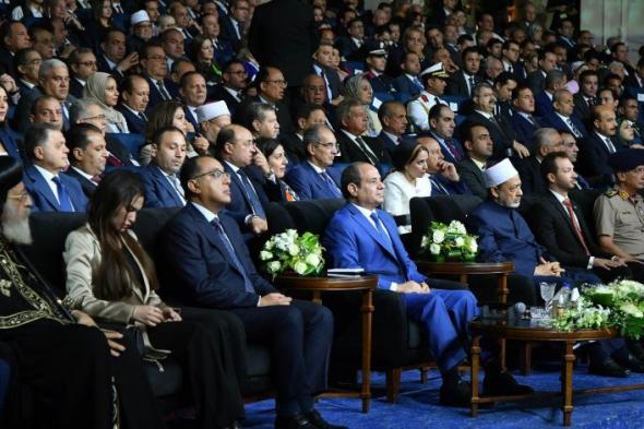 الرئيس السيسي يشاهد فيلما تسجيليا عن الاقتصاد المصرى خلال مؤتمر حكاية وطن
