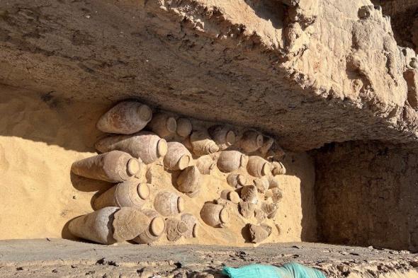 الكشف مئات أواني النبيذ الأثرية في منطقة أبيدوس بسوهاج