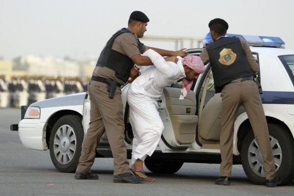 الشرطة السعودية تضبط موظف برفقة زميلته داخل سيارته.. لن تصدقوا كيف تم معاقبته..تفاصيل