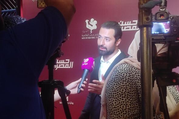 ظهور أحمد حاتم على السجادة الحمراء للعرض الخاص لفيلم "حسن المصري"