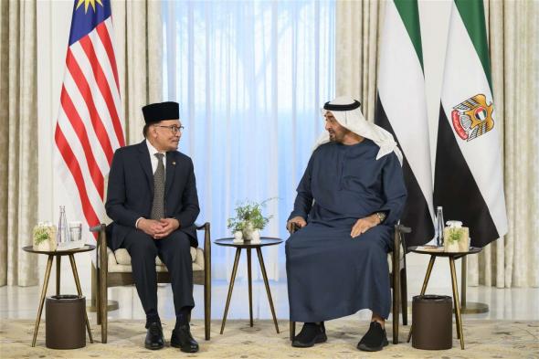 رئيس الدولة ورئيس وزراء ماليزيا يبحثان تعزيز علاقات البلدين