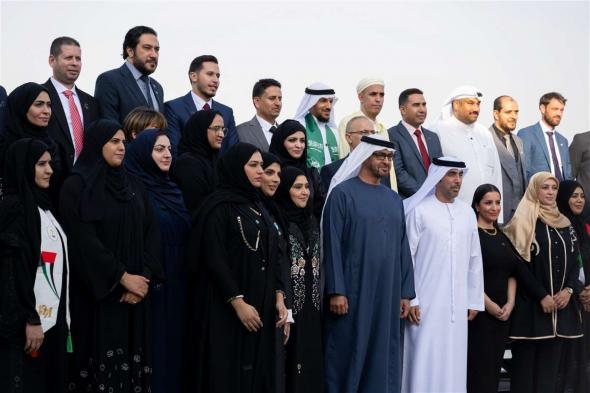 رئيس الدولة يستقبل وفد التربويين من مختلف مدارس الإمارات بمناسبة اليوم العالمي للمعلمين