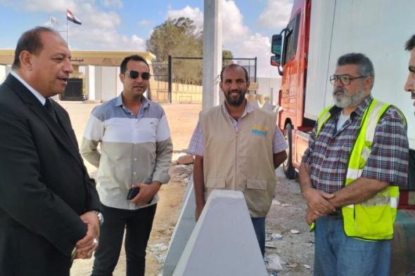 مدير مكتب محافظ شمال سيناء يتفقد قافلة التحالف الوطني المتوقفة أمام معبر برفح استعدادا لدخولها غزة (صور)