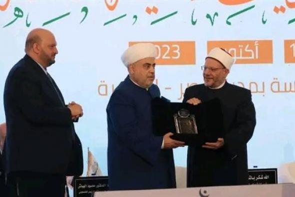 مفتي الجمهورية يمنح رئيس مسلمي القوقاز جائزة الإمام القرافي للتميز الإفتائي