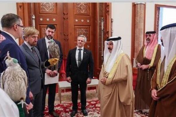 وفد روسي يزور ملك البحرين ويقدم له هدية نادرة من الرئيس فلاديمير بوتين