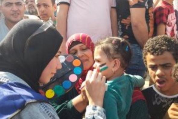 رسم علم فلسطين على وجوه الشباب والأطفال المشاركين فى مسيرات التضامن بشبرا الخيمة