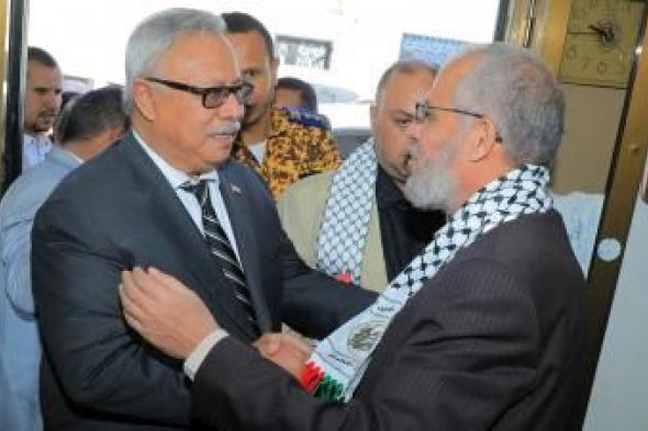أخبار اليمن : بن حبتور يزور مكتب حركة حماس بصنعاء
