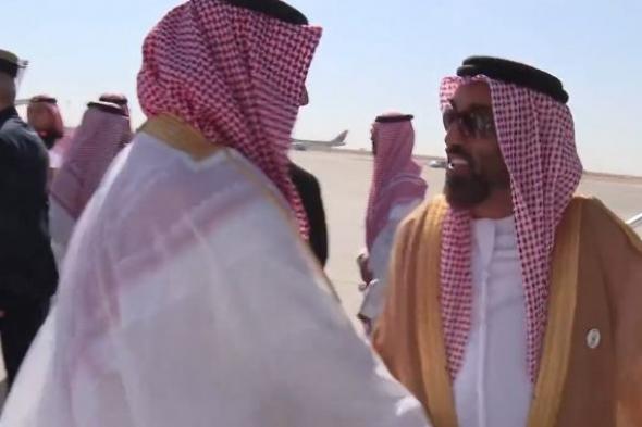 فيديو – طحنون بن زايد مُقبّلاً كتف أخيه الأمير ‎محمد بن سلمان