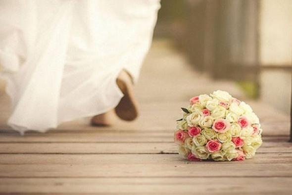 عروس عربية حسناء تصل إلى السعودية بثوب الزفاف وما حدث لها في مطار الرياض صدم الجميع!