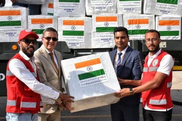 سفير الهند في القاهرة يسلم شحنة من المساعدات الإنسانية الهندية للهلال الأحمر