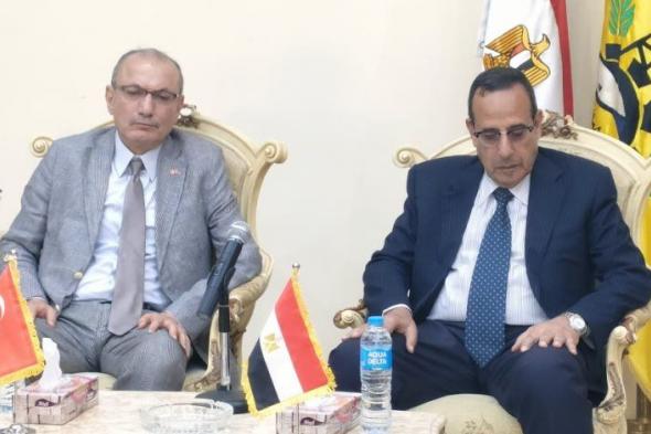 محافظ شمال سيناء يستقيل السفير التركي بالقاهرة بمرافقة 25 طبيبا تركياً وصلوا للمشاركة في علاج مصابين غزة (صور)
