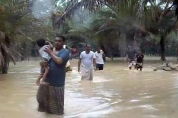 شاهد: مع اقتراب إعصار “تيج”.. السيول تُقطّع أوصال سقطرى..(فيديو)