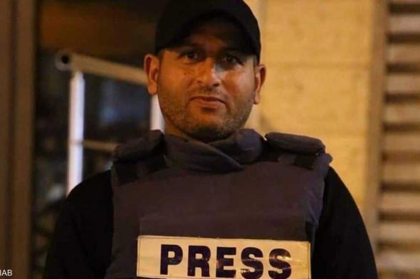 العالم اليوم - بينهم ابنه وابنته.. صحفي دفن 7 من عائلته وعاد للتغطية في غزة
