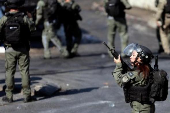 قوات الاحتلال تعتقل عشرات الفلسطينيين في الضفة الغربية