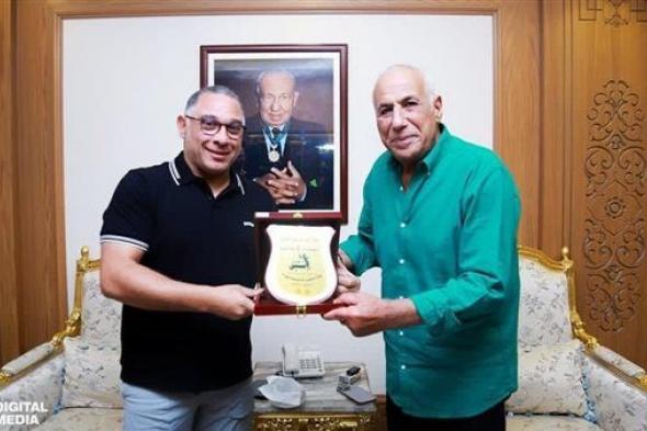 رئيس إنبي يُكرم حسين لبيب ويهديه درع "البترولي"