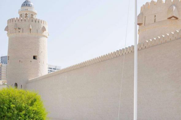 رئيس الدولة يرفع علم الإمارات في قصر الحصن