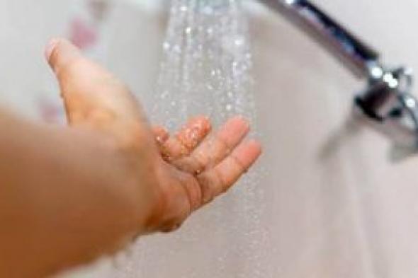 هل الاستحمام بالماء البارد يسبب جلطة الرأس؟.. طبيب سعودي يقدم مفاجأة