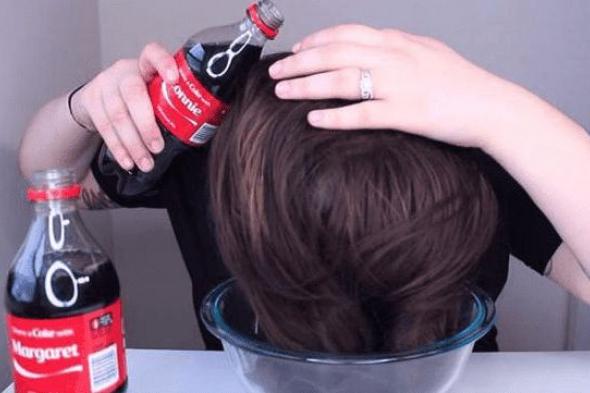 «معلومة هتندمي انك متعرفيهاش »!!…. فتاة سعودية قامت بوضع الكولا على شعرها .. في 7 خطوات شاهد ماذا حدث لشعرها !!