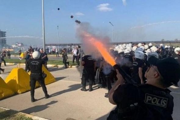 تركيا .. متظاهرون يحاولون اقتحام قاعدة إنجرليك الأمريكية .. فيديو