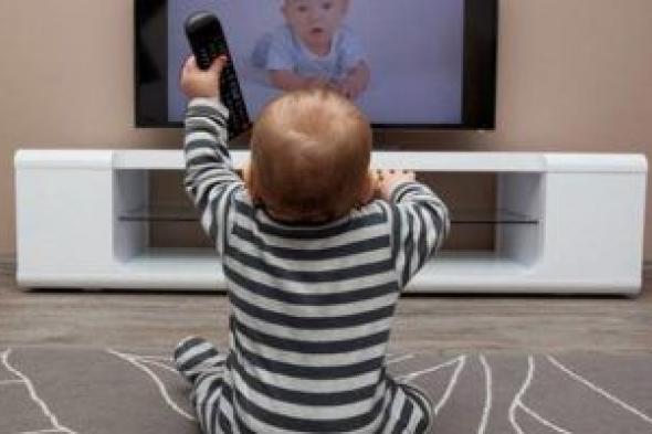 إحذر الكارثة.. ماذا يحدث عند ترك الأطفال أمام التليفزيون والموبايل فترة طويلة؟