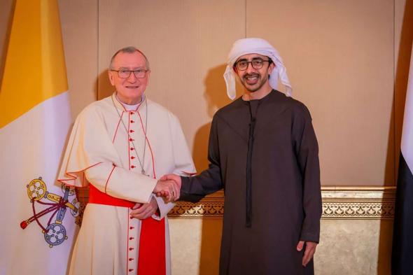 عبدالله بن زايد يلتقي أمين سر الفاتيكان في أبوظبي