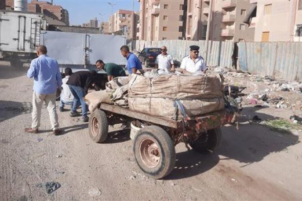 محافظة الجيزة تغلق مخزن للكراتين والخردة داخل الكتلة السكنية بالمنيرة