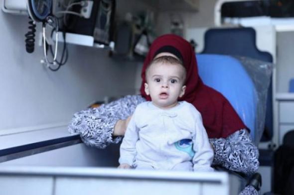 إجلاء 12 طفلا مصابا بالسرطان من غزة إلى الأردن ومصر