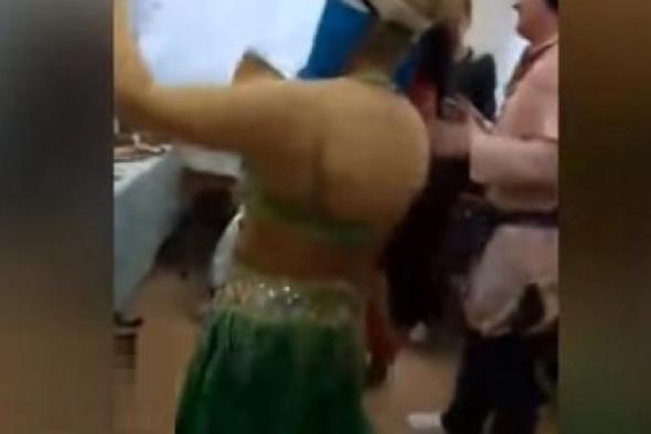 وصلة رقص فاضحة جداً لطبيبة ترتدي بدلة رقص عارية وزملائها: غلبتى صافيناز