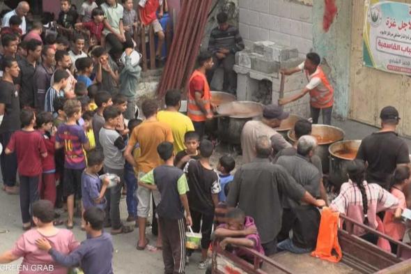 العالم اليوم - للحصول على وجبات.. الجمعيات الخيرية ملاذ النازحين جنوبي غزة