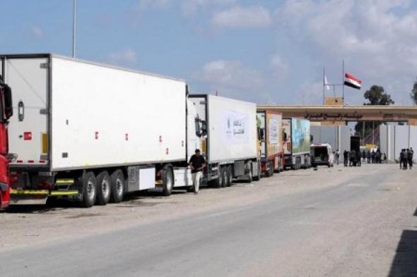 دخول 15 شاحنة وقود و 90 شاحنة أخرى لغزة