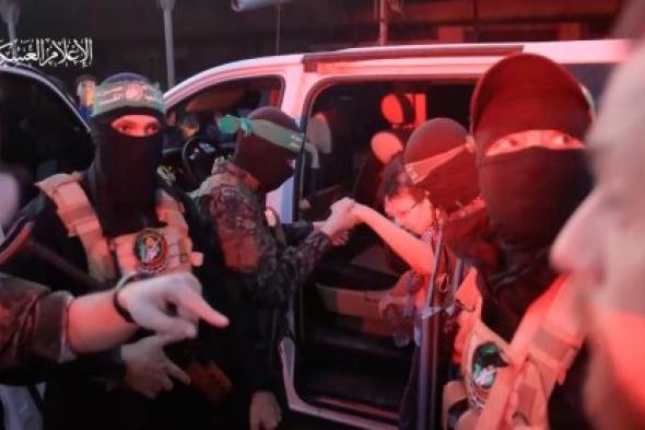 القسام ينشر مشاهد من تسلم الدفعة الأولى من الأسرى لديه .. فيديو