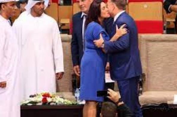 قبلة مندوبة الإمارات لمسؤول إسرائيلي بالأمم المتحدة تهز مواقع التواصل!! شاهدوا كيف احتضنته من داخل قلبها