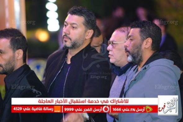 محمد جمعة يقدم واجب العزاء في الراحل طارق عبد العزيز