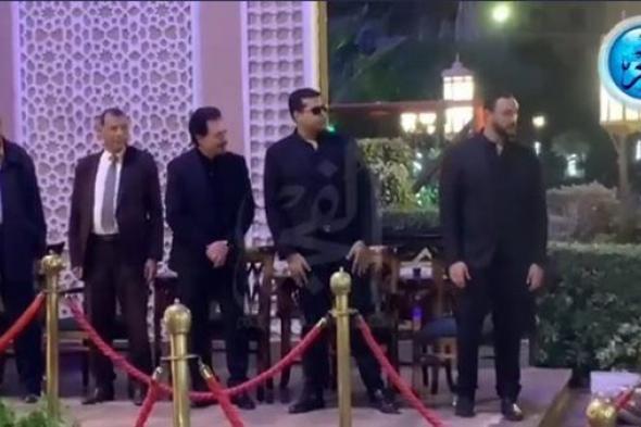أحمد خالد صالح ومحمد رياض يستقبلان العزاء مع نجل طارق عبد العزيز (فيديو)
