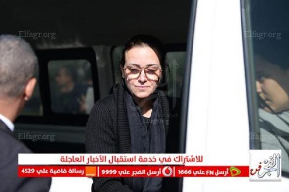 عاجل.. ملامح الحزن والأسى على وجه ريهام عبدالغفور في جنازة والدها⁩
