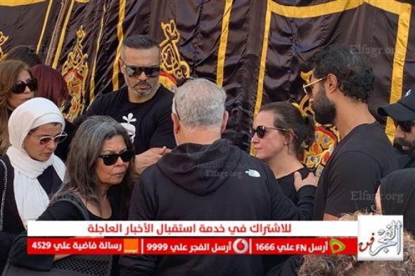 ريهام عبدالغفور تطلب من أشرف زكي رؤية والدها قبل انصرافها من المقابر