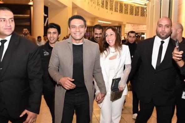 بصحبة زوجته آسر ياسين من العرض الخاص لـ فيلم "شماريخ".. (صور)