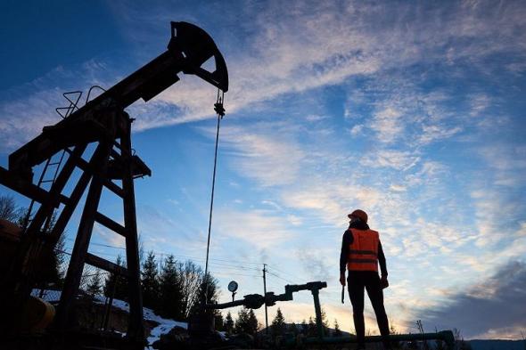 النفط يهوي 4% مع تأجيج مخزونات البنزين مخاوف إزاء الطلب