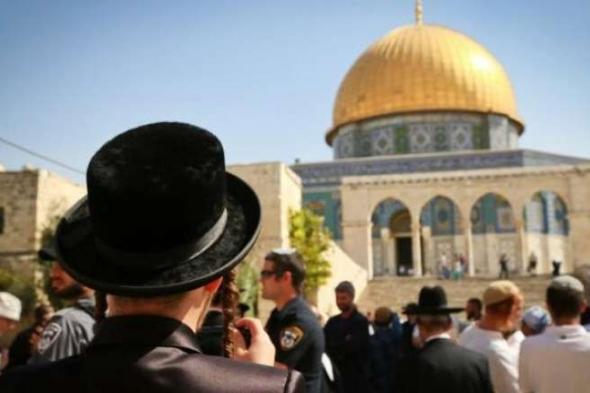 عشرات المستوطنين يقتحمون باحات المسجد الأقصى في حماية شرطة الاحتلال