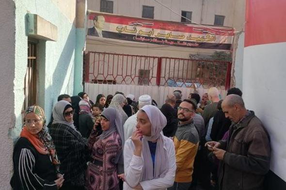 برغم استراحة لجان الاقتراع.. استمرار توافد الناخبين أمام مدرسة صابر أبو نوب بحلوان