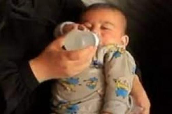 أخبار اليمن : نتيجة الحصار.. رضيع فلسطيني يشرب الماء بدلا من الحليب