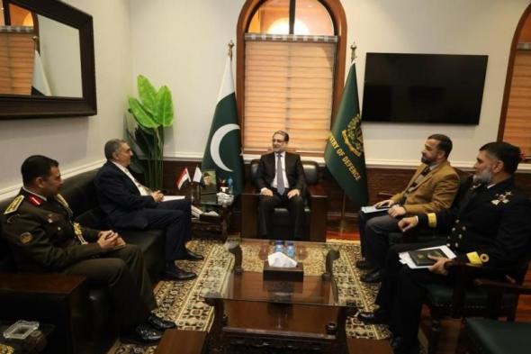 السفير المصري في إسلام آباد يلتقى مع وزير الدفاع والإنتاج الدفاعى الباكستانى