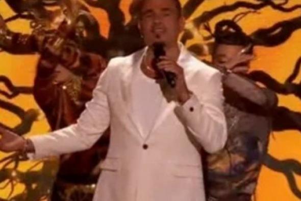 عمرو دياب يودع حفل توزيع جوائز "Joy Awards" بأغنية "خلينا ننبسط"