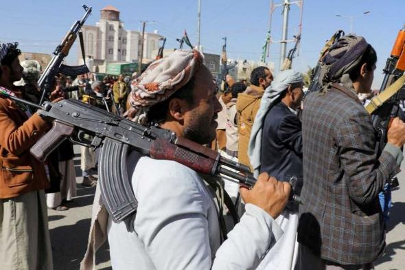 العالم اليوم - الحوثيون يعلنون شن هجوم صاروخي على سفينة عسكرية أميركية