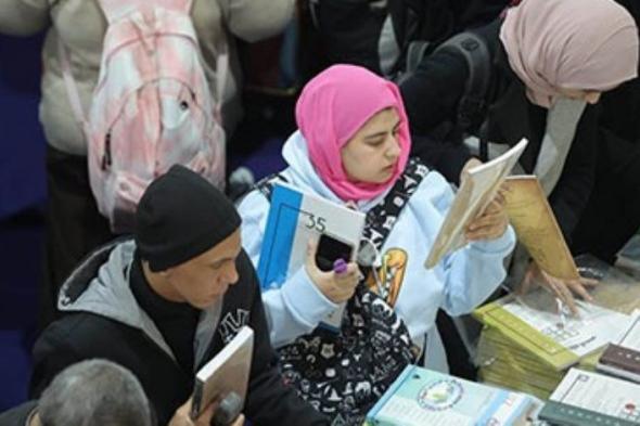 بوابات معرض القاهرة الدولي للكتاب تشهد اصطفافا للجمهور في يومه الأول